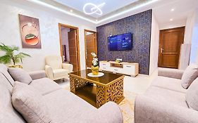 Elite Holiday Home - Luxury & Centric Flat